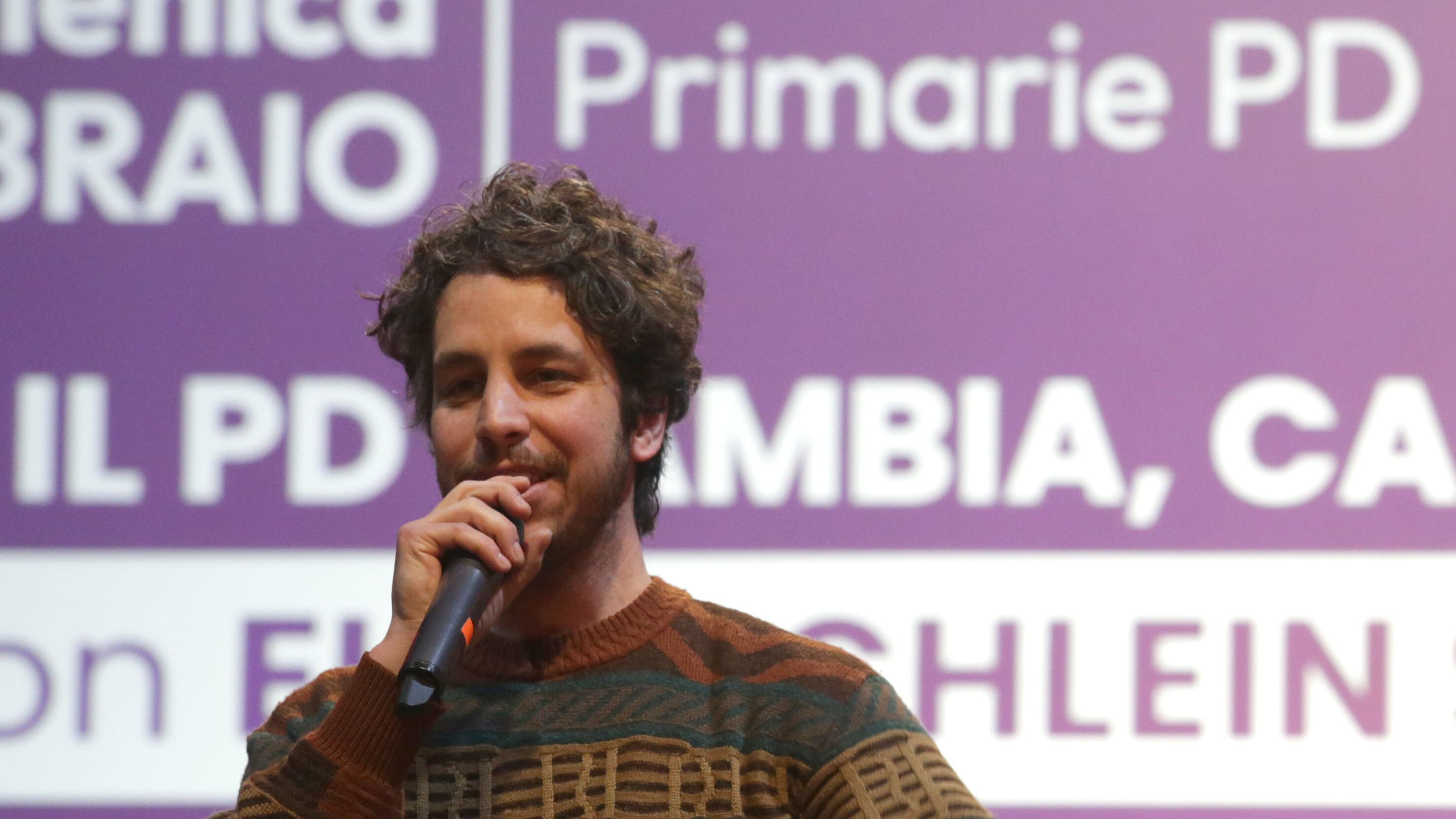 "Incoerente, non sei il benvenuto". Santori contestato dai comunisti
