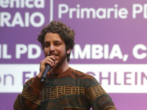 "Incoerente, non sei il benvenuto". Santori contestato dai comunisti