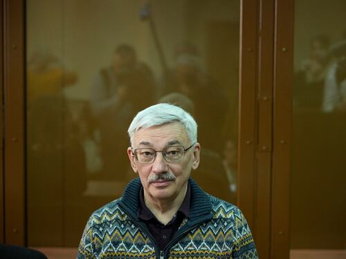 Il Nobel anti-Cremlino in carcere per dissenso. "Ma la verità è con noi"