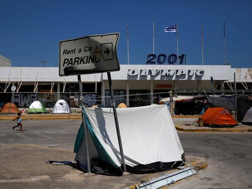 Grecia, i migranti invadono il plesso olimpico del 2004