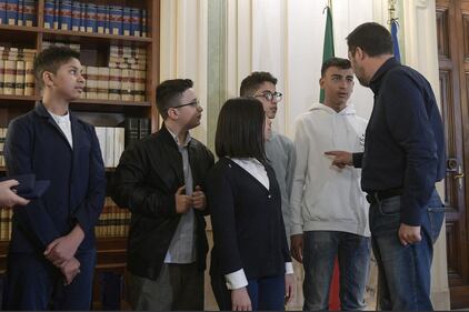 Il ministro degli interni incontra i 5 studenti e i 12 carabinieri coinvolti nel dirottamento dello scuolabus 8