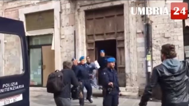 Clandestino sgozzò David Raggi. In aula fa il dito medio agli amici