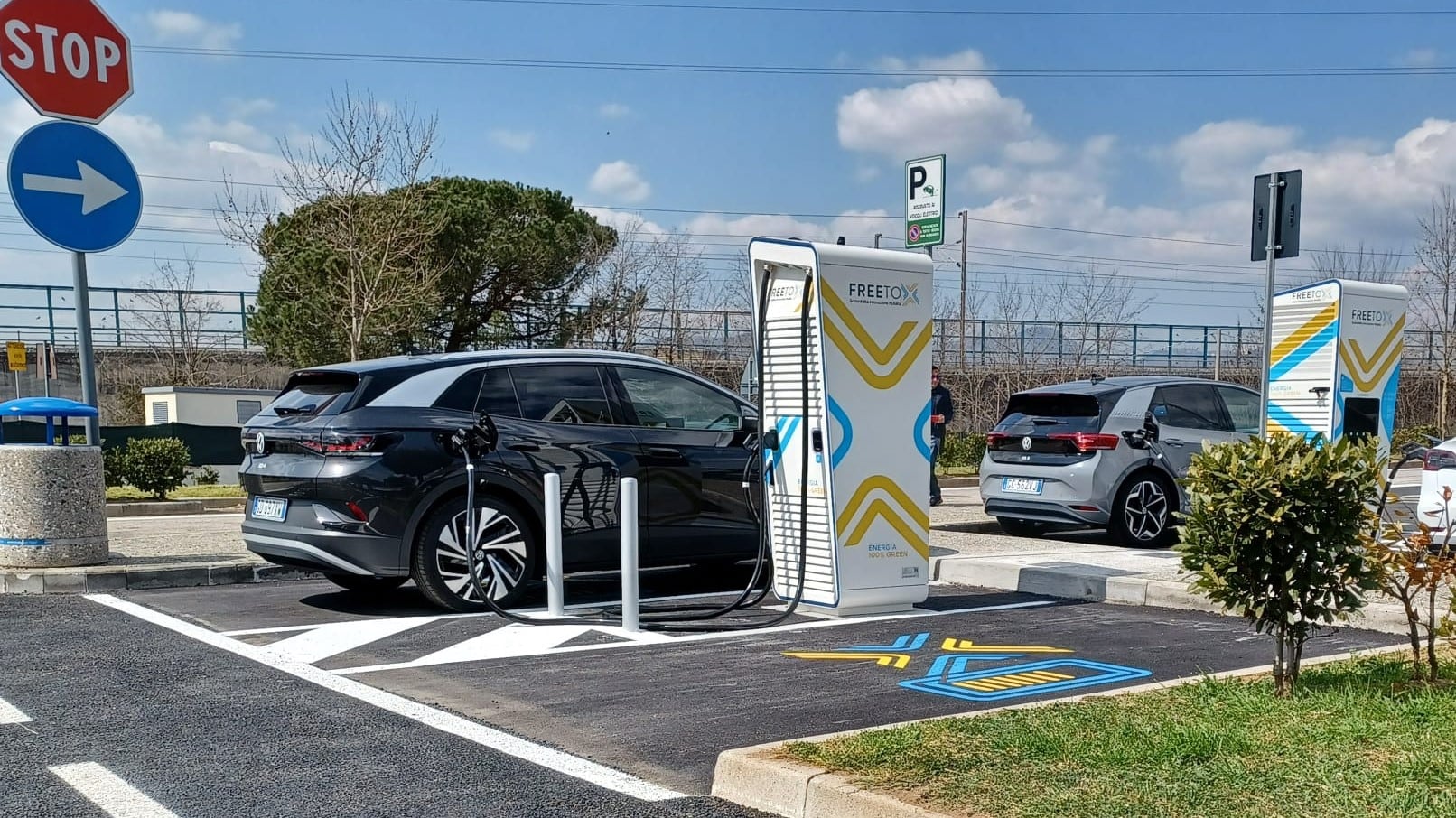 Ricarica veloce in autostrada: tutte le colonnine Free To X per viaggiare con le auto elettriche