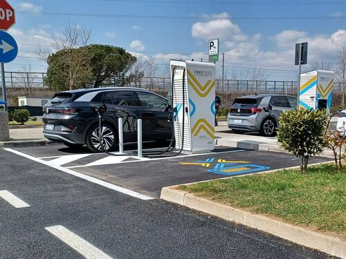 Ricarica veloce in autostrada: tutte le colonnine Free To X per viaggiare con le auto elettriche