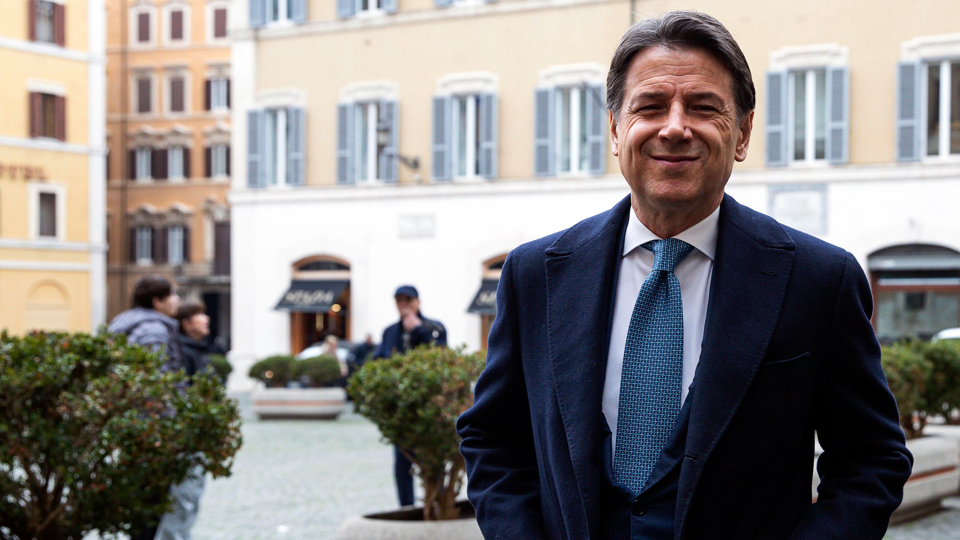 "Lui il cellulare può metterlo in modalità aereo...". Così FdI stronca Conte