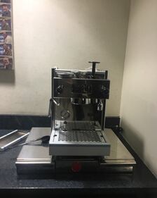 Tom Hanks dona una macchina da caffè ai giornalisti della Casa Bianca 1