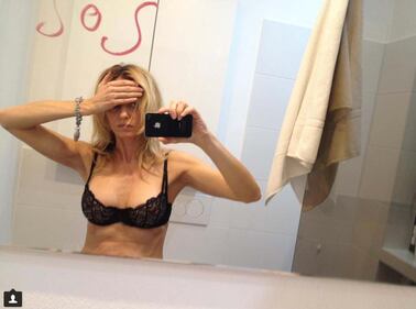 Justine Mattera, sexy auguri ai fan 12
