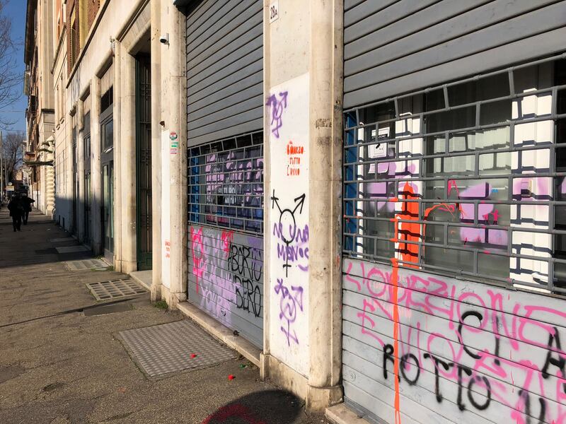 Assalto femminista contro la sede di Pro Vita e Famiglia 1