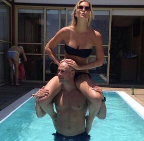 Bar Refaeli, addio al nubilato in piscina 31
