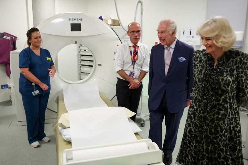 La visita al centro oncologico: Re Carlo torna in pubblico dopo tre mesi 13