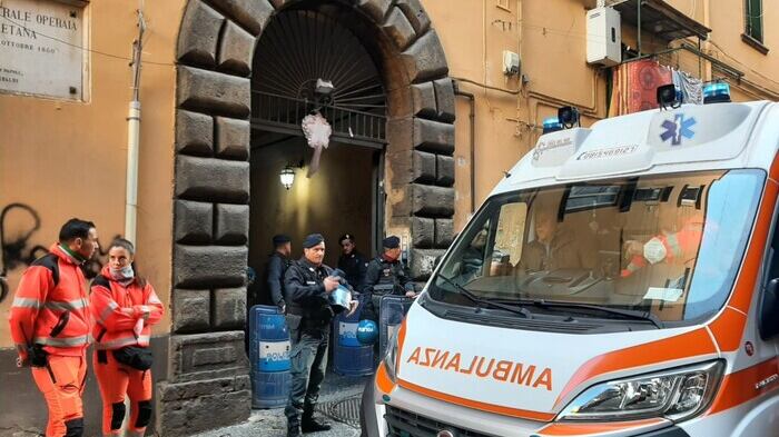 Sgomberato il palazzo della camorra a Pizzofalcone: sloggiati i familiari del clan