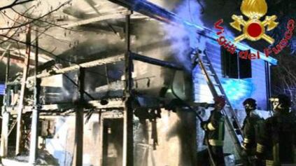 Ubriaco incendia lo chalet della ex moglie