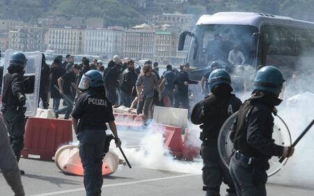 Bagnoli, lo scontro tra manifestanti e polizia 3