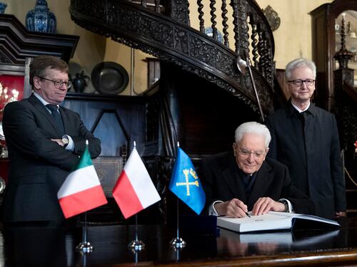 Mattarella: oltre gli interessi nazionali è l'ora di una difesa comune europea