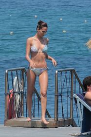 Anna Safroncik: bikini e fisico hot a Ischia 20