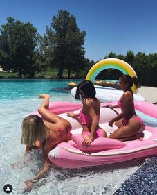 Kylie Jenner, hot con le amiche su Instagram: foto 2
