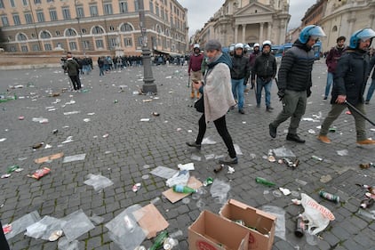 Roma, 400 ultras dell'Eintracht hanno invaso (e semidistrutto) la capitale 5