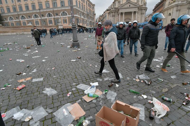 Roma, 400 ultras dell'Eintracht hanno invaso (e semidistrutto) la capitale 5