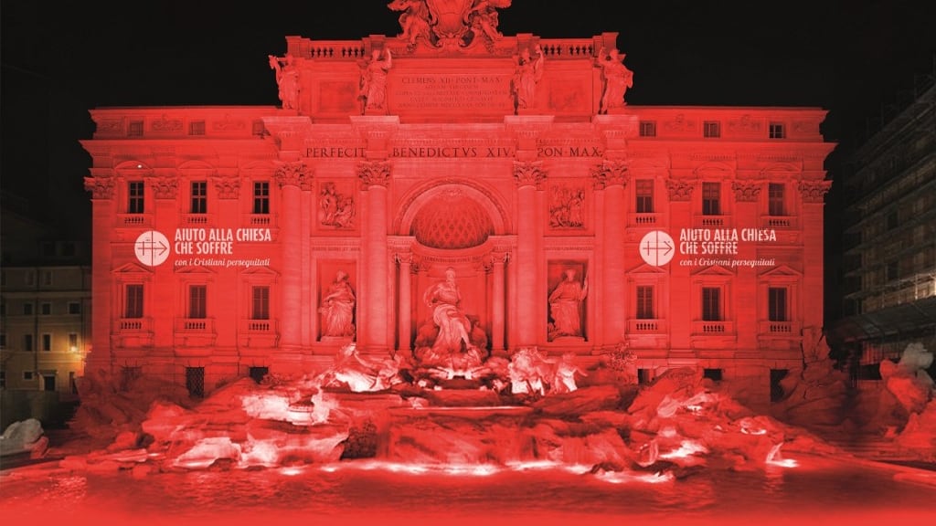 La Fontana di Trevi in rosso in ricordo dei martiri cristiani