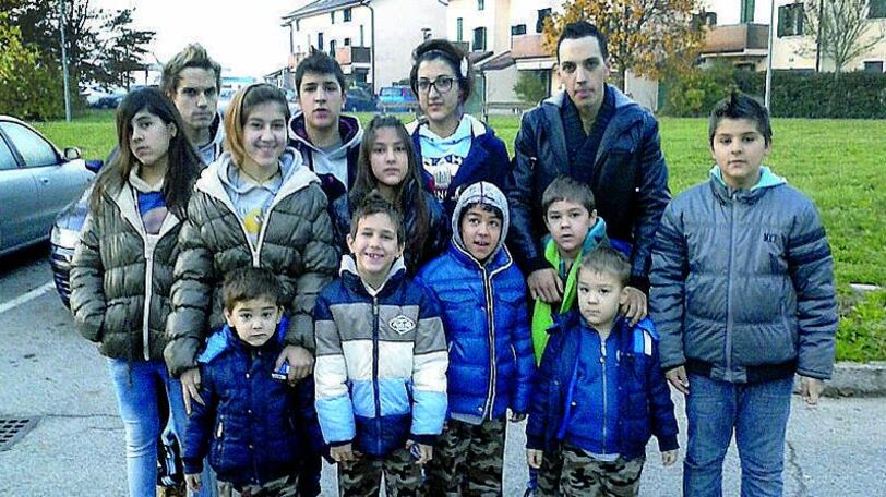 Il marito la lascia sola con 14 figli: "Non ce la faccio ad andare avanti"