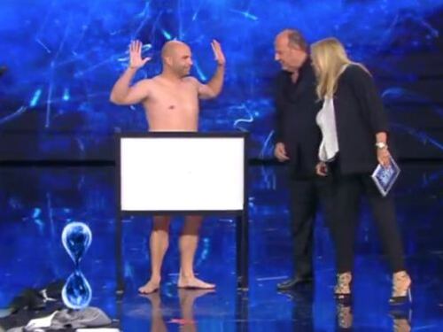 Tu si que vales, momento "hot" per Venier: controlla se concorrente è nudo