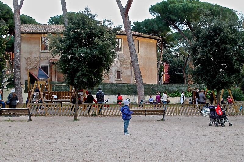 Risse e degrado: l’area giochi di Colle Oppio 1