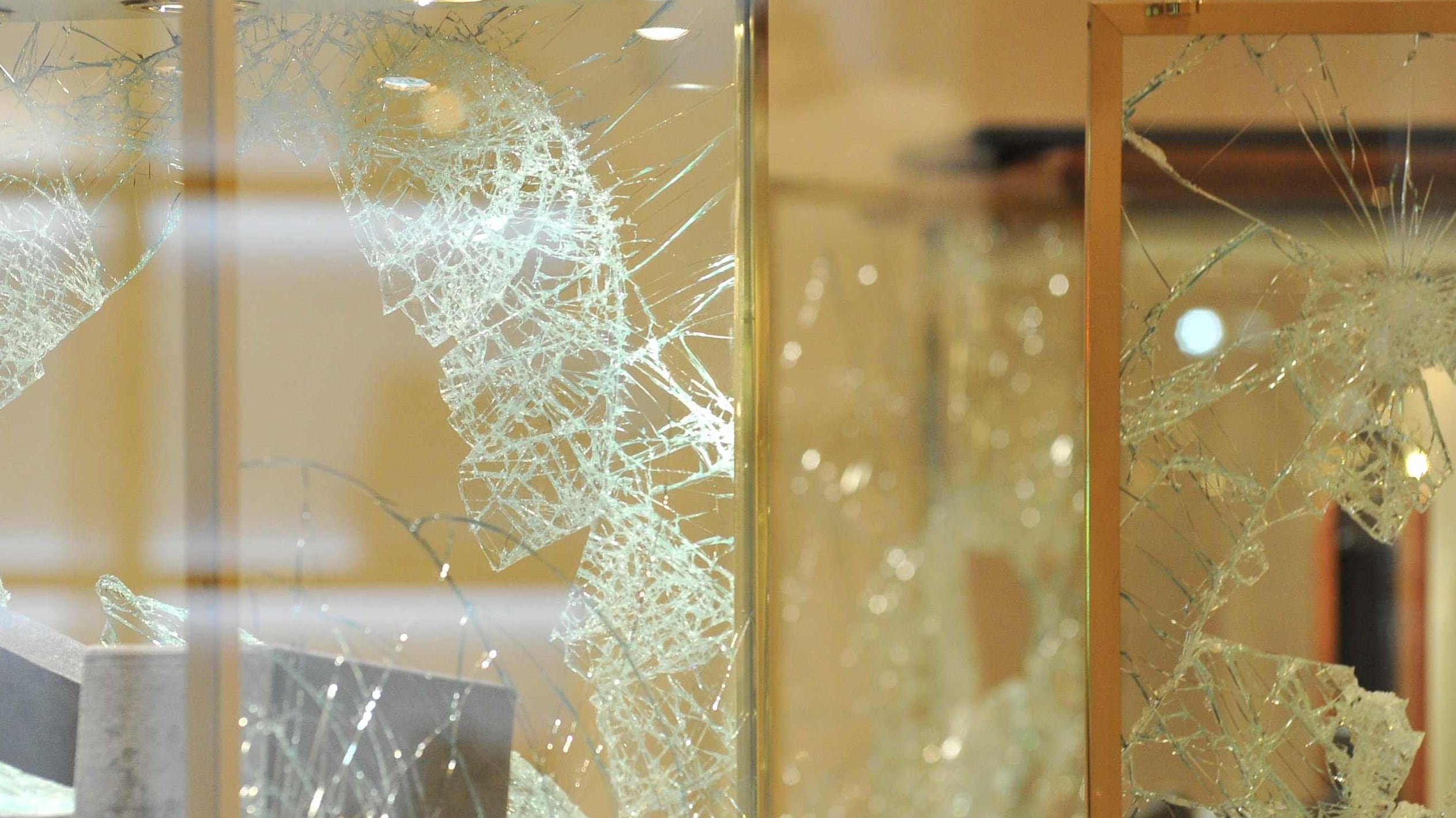 Rapina con mazze e molotov Scene di guerra in via della Spiga