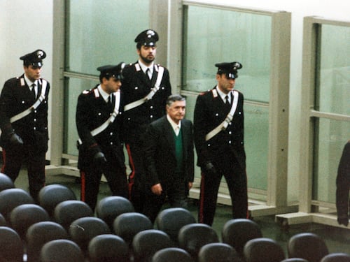Strage del treno 904, l'imputato Totò Riina segue il processo steso in barella