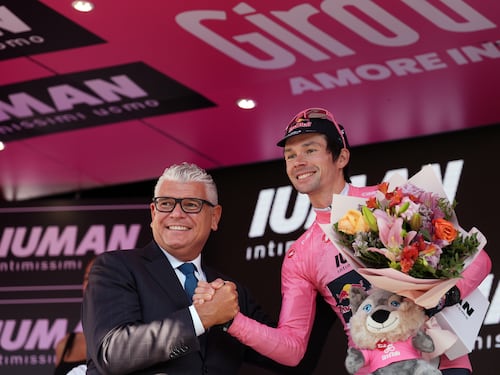 Il bimbo gli prende la crono per 24/100. Ma Roglic s'infila la maglia rosa