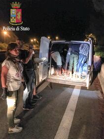 I migranti stipati nei camion 6