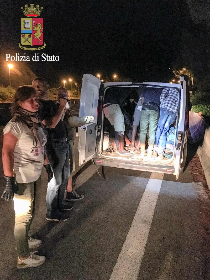 I migranti stipati nei camion 6