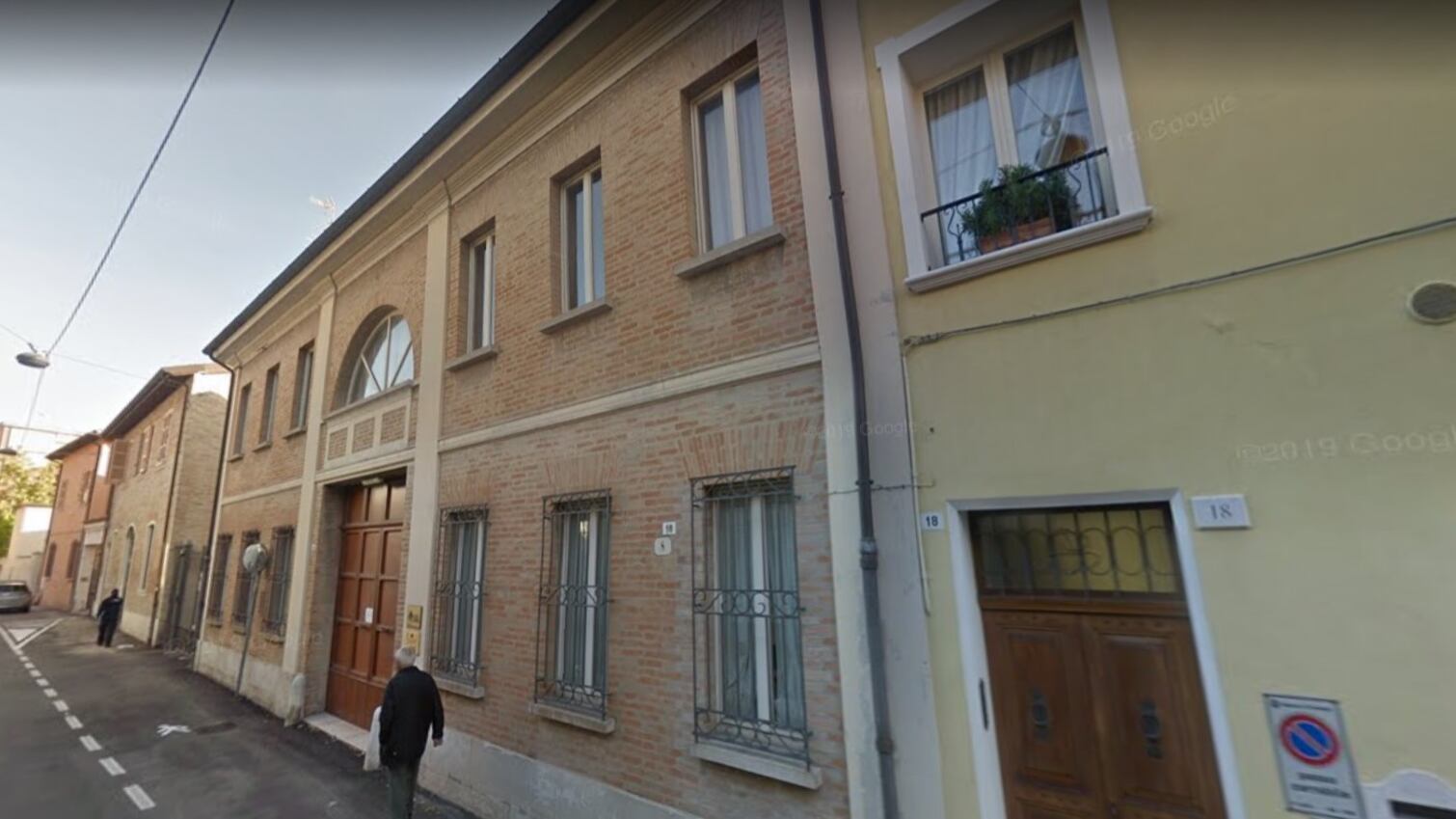 Aggredisce i poliziotti e rompe dito all'agente: la furia della straniera