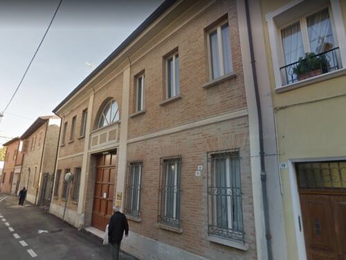 Aggredisce i poliziotti e rompe dito all'agente: la furia della straniera