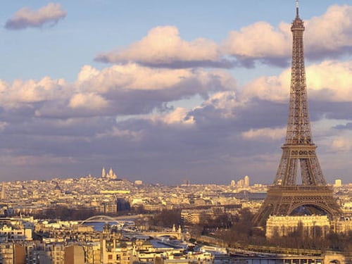Dipendenti donne “nascoste” per la visita della delegazione induista alla Torre Eiffel: esplode la polemica a Parigi