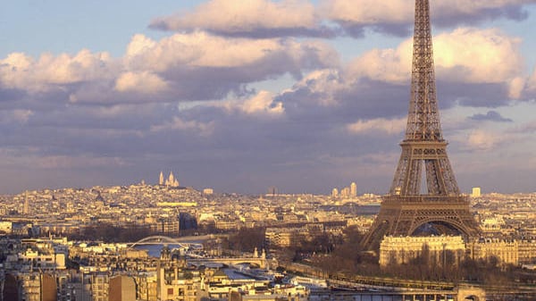 Parigi, allarme bomba: evacuata la Torre Eiffel