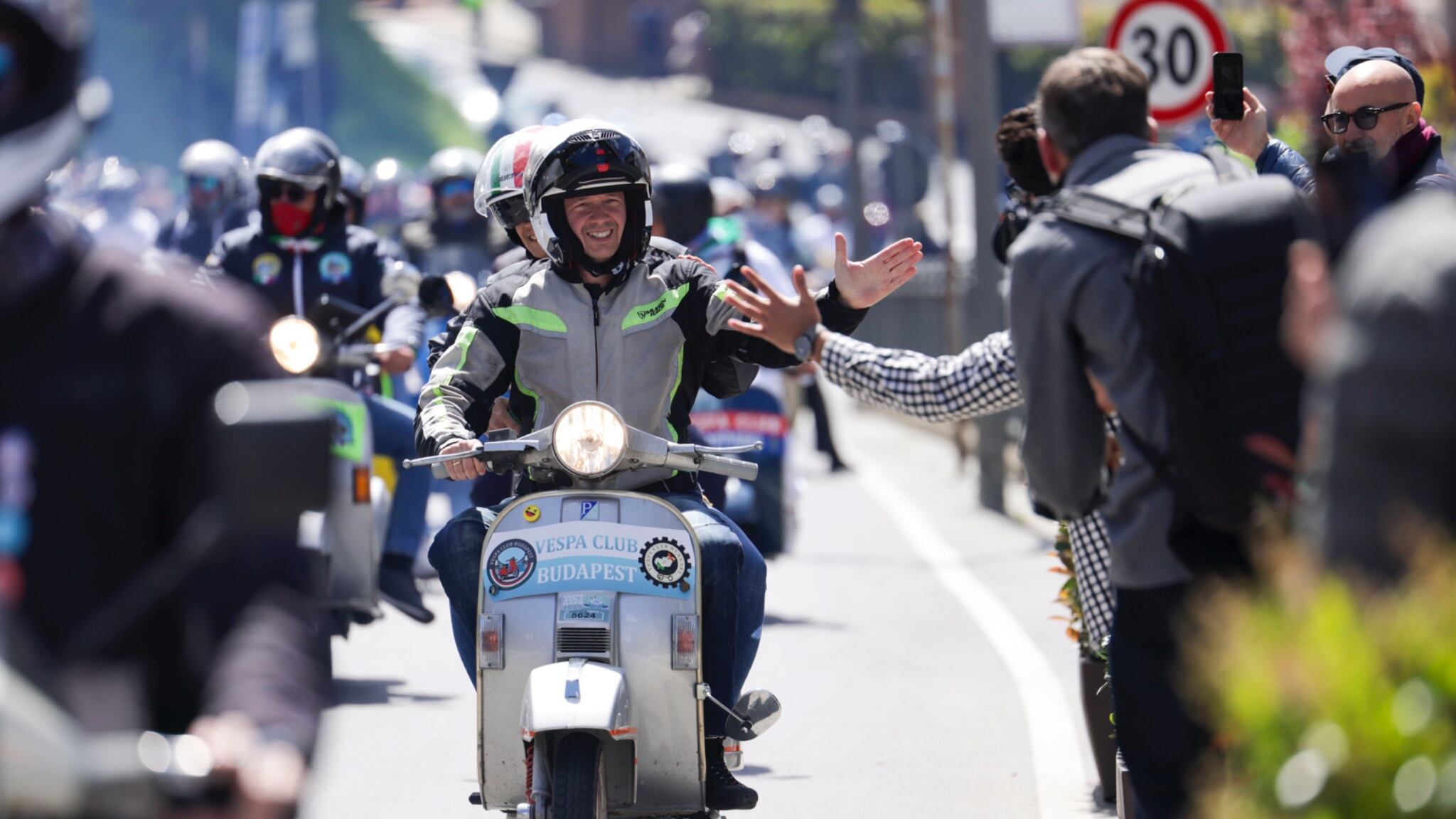 Vespa compie 80 anni e conquista Roma: quattro giorni per celebrare l’icona italiana diventata industria dello stile