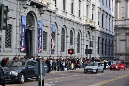 Milano: coda alla Galleria d'Arte in piazza della Scala  8