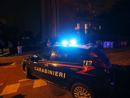Salerno, 28enne tenta di uccidere padre disabile e attacca militari