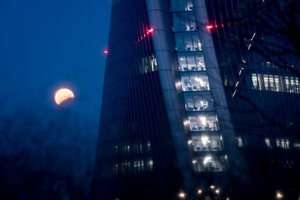 L'eclissi lunare tra i palazzi di Milano 3