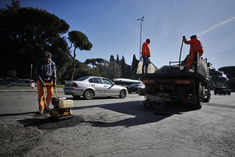 Gli interventi dei vigili urbani per chiudere le buche sulle strade della Capitale 8