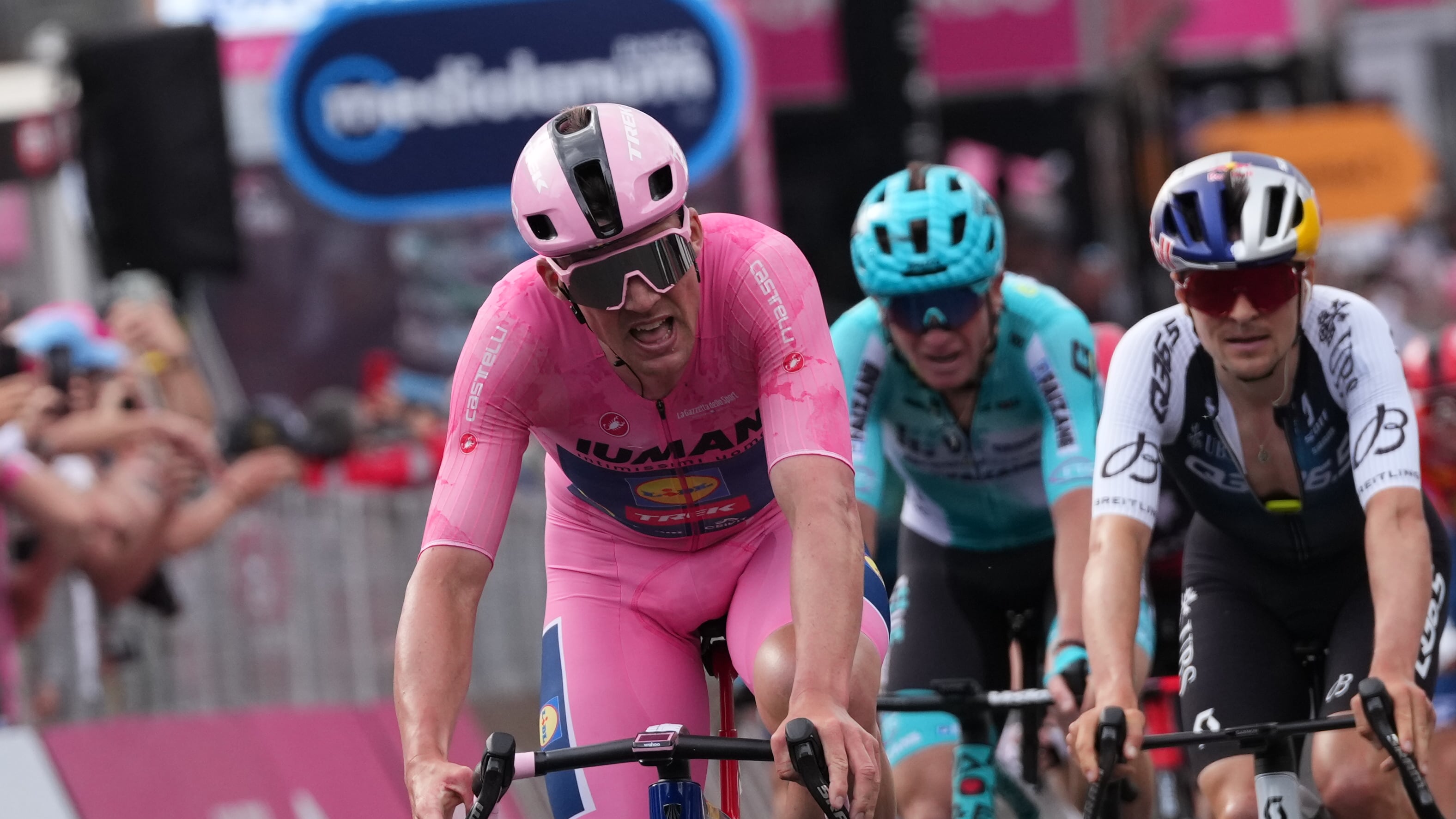 Giro d’Italia, fuga spettacolare di Bais e Milesi. A Matera vince ancora Pedersen