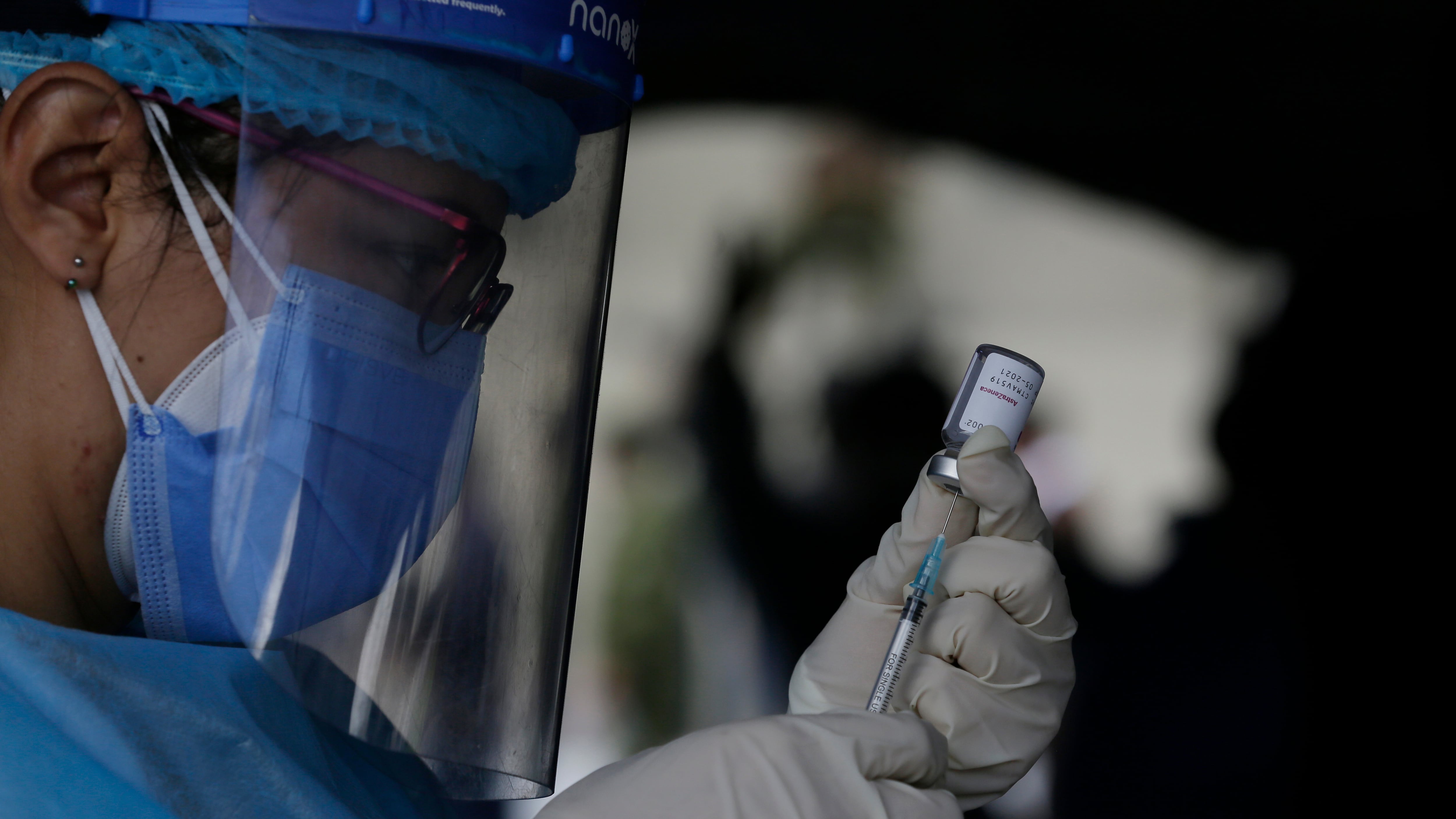 Vaccinazione eterologa: soluzione o rischio? Gli scienziati favorevoli sul mix di iniezioni