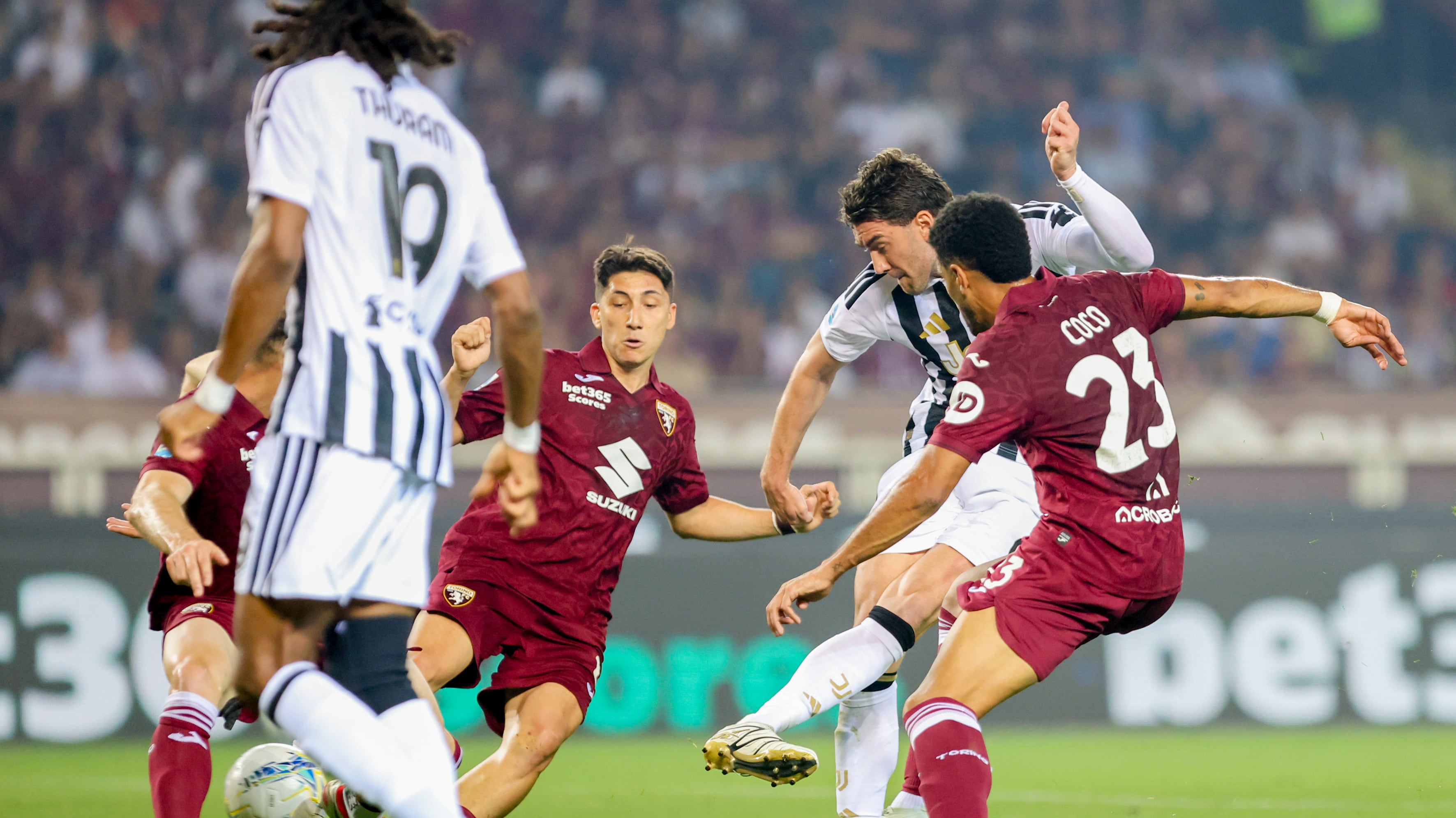 Ultrà & commedia. Il degno finale per il pallone della mediocrità