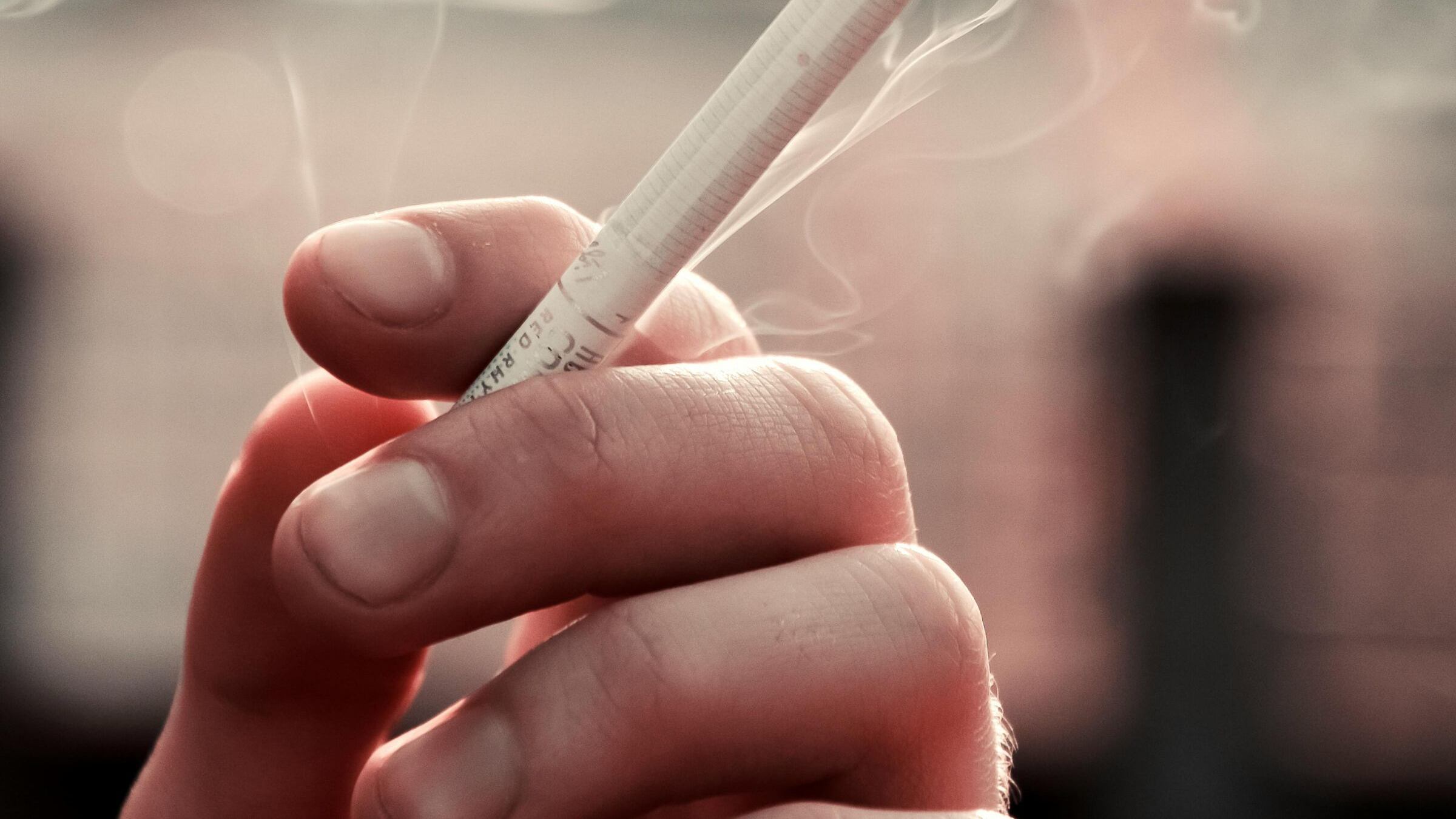 Unghie ingiallite, quali sono le cause e come pulirle con i rimedi naturali