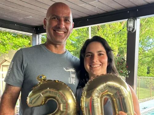 Il pompiere morto per salvare moglie e figlia. "Ci ha fatto da scudo, è il nostro supereroe"
