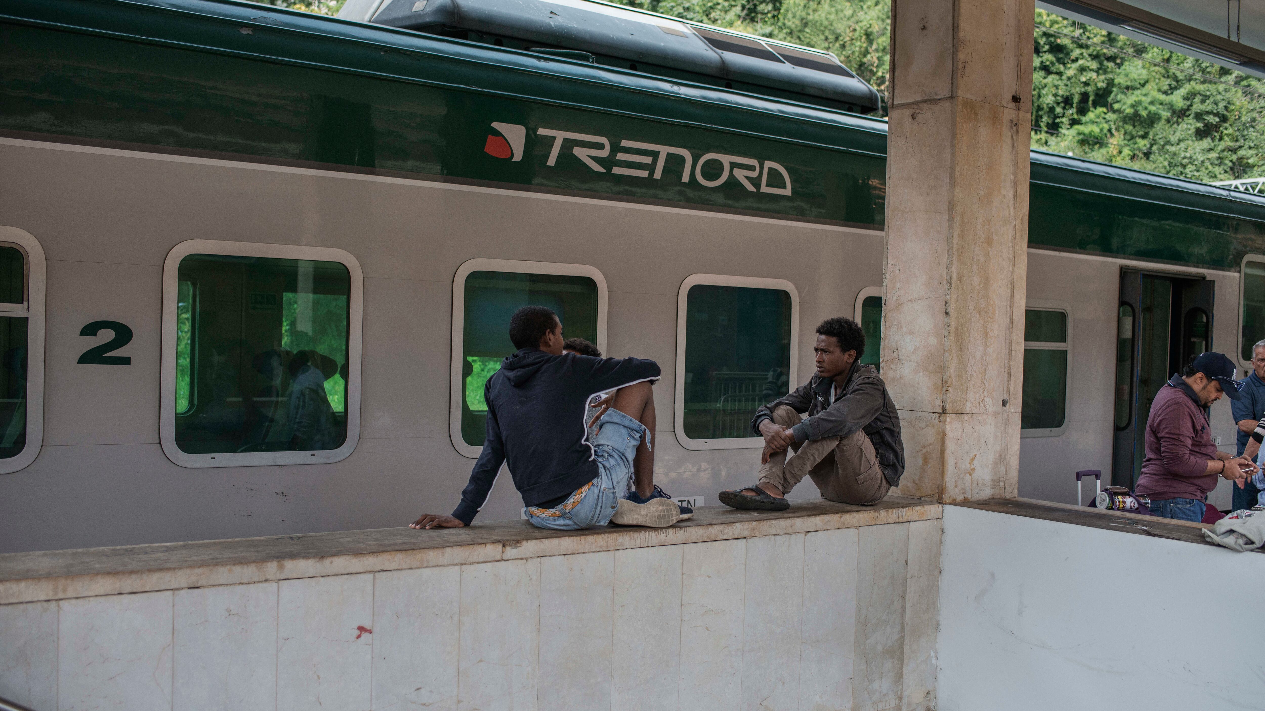 Devasta la stazione, poi picchia vigilante e poliziotto: fermato marocchino irregolare