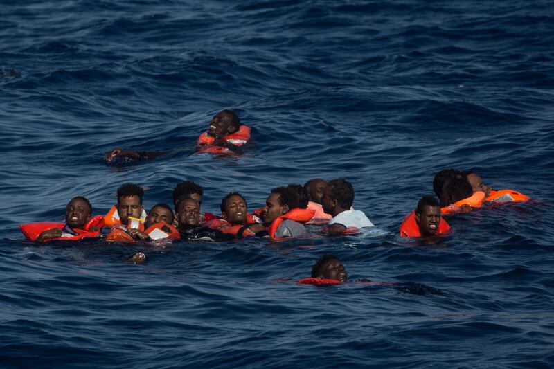 Migranti, naufraga un barcone al largo della Libia 4