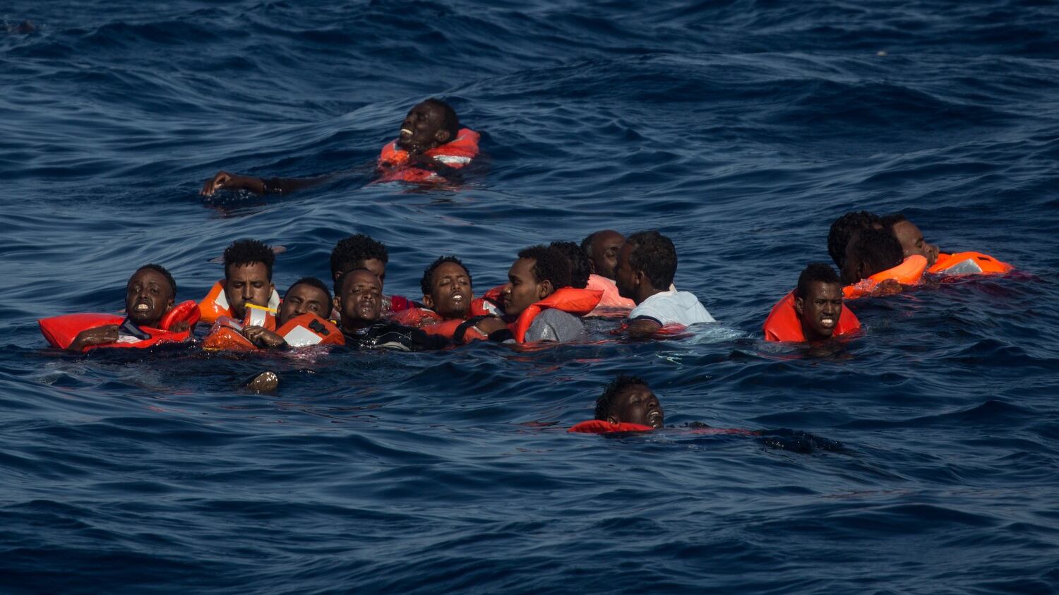 Tunisia, nave da guerra sperona barca di migranti: almeno 8 morti