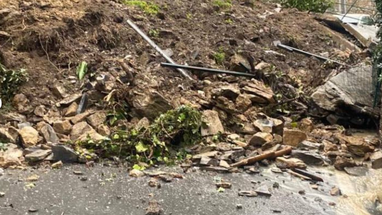 Grossa frana nel genovese sfiora un autobus. Pieve Ligure spezzata in due
