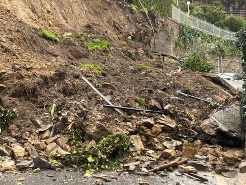Grossa frana nel genovese sfiora un autobus. Pieve Ligure spezzata in due